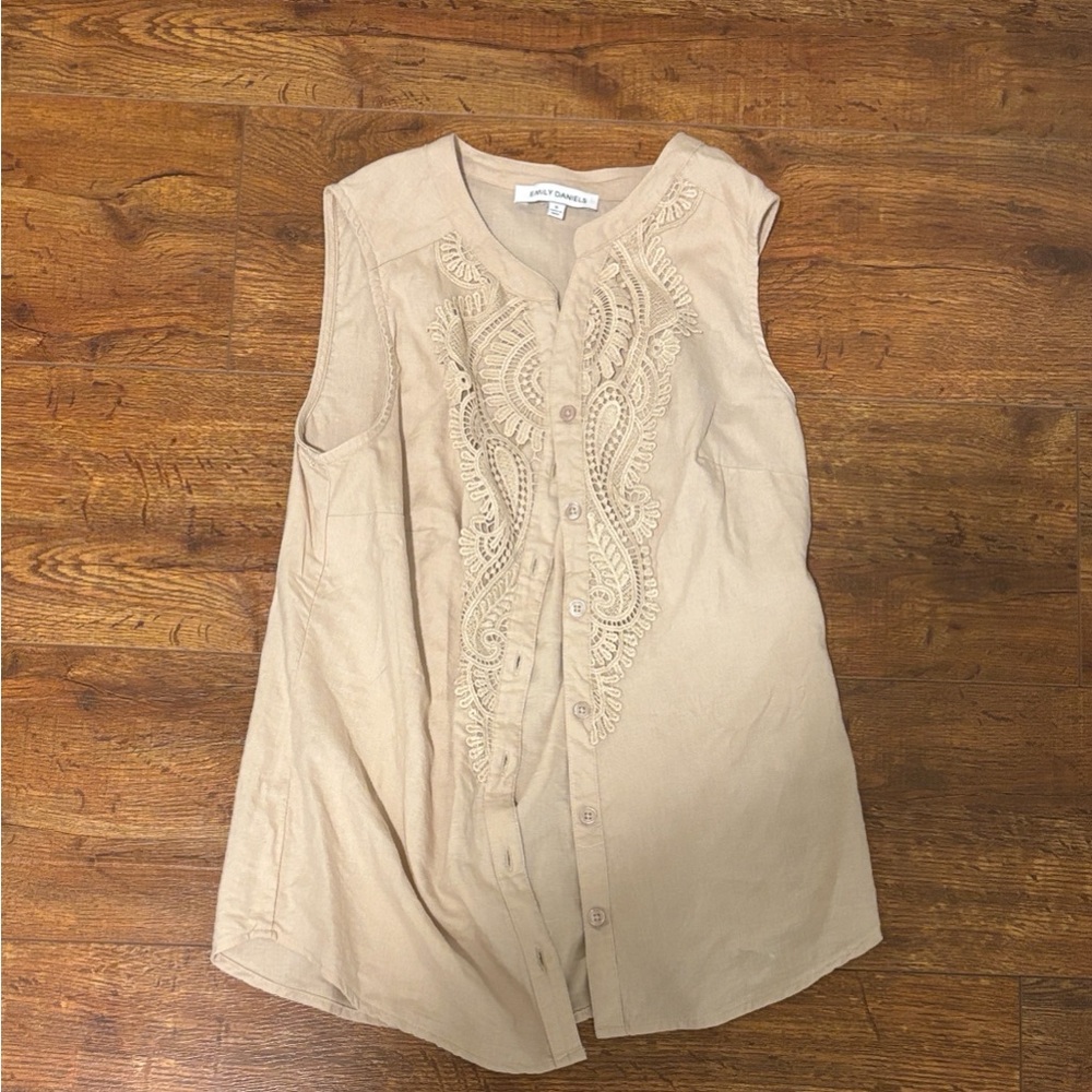 Emily Daniels Women's Tan Sleeveless Blouse